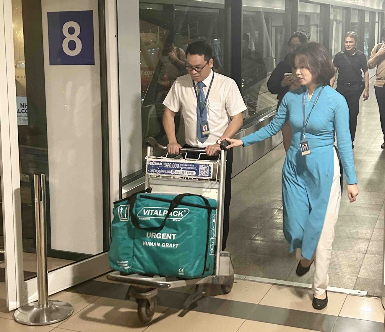 Chuyến bay lùi giờ để vận chuyển mô tạng đã mang lại cơ hội hồi sinh sự sống cho bệnh nhân