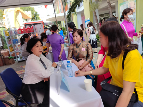 Người lao động được tư vấn miễn phí tại ngày hội tư vấn pháp luật do LĐLĐ quận 6, TP HCM tổ chức