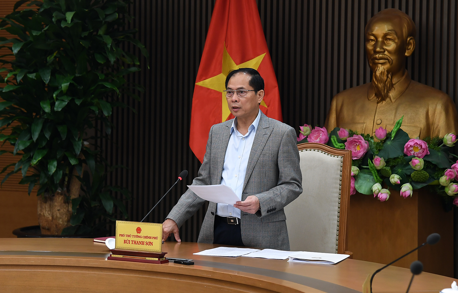 Họp về mức thuế của Mỹ, Phó Thủ tướng yêu cầu kiểm soát chặt chẽ xuất xứ hàng hoá- Ảnh 1.