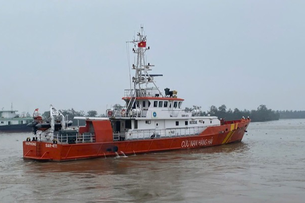 Đ&acirc;m va với t&agrave;u h&agrave;ng vạn tấn, 12 thuyền vi&ecirc;n t&agrave;u c&aacute; rơi xuống biển, 4 người tử vong- Ảnh 2.