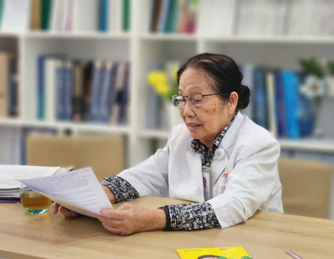 Ở tuổi 82, GS-TS-BS Nguyễn Thị Ngọc Phượng vẫn miệt mài phụng sự cộng đồng Ảnh: HẢI YẾN