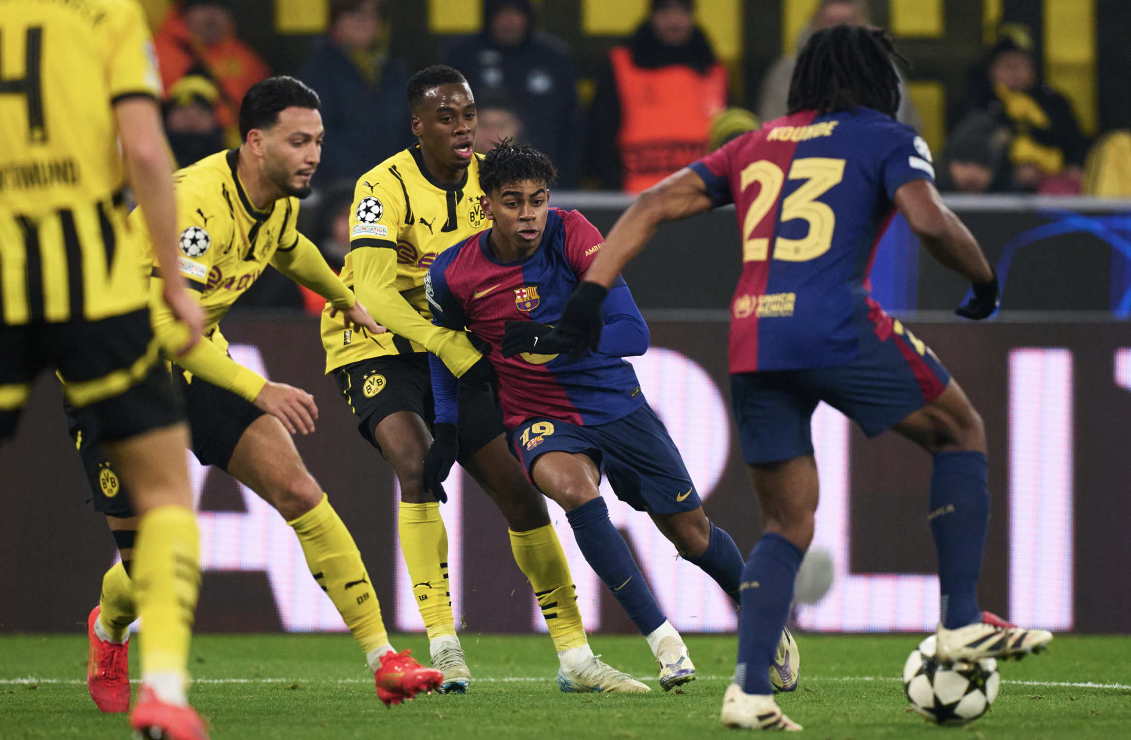 Barcelona khởi động giấc mơ "ăn bốn"- Ảnh 1.