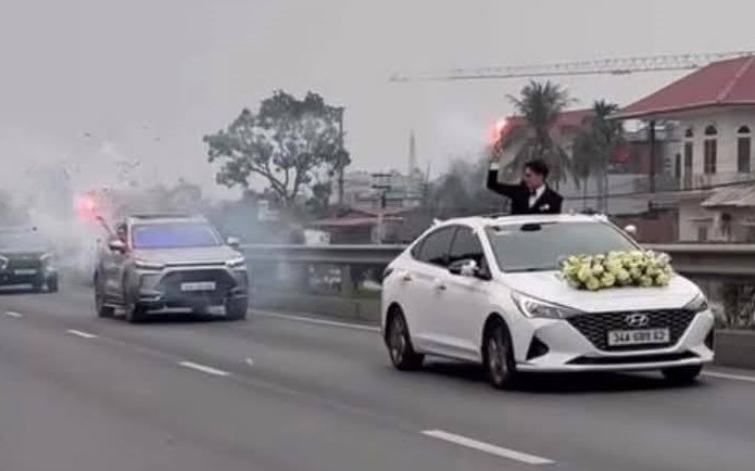 Chú rể và tài xế xe rước dâu đốt pháo sáng trên đường tới công an làm việc