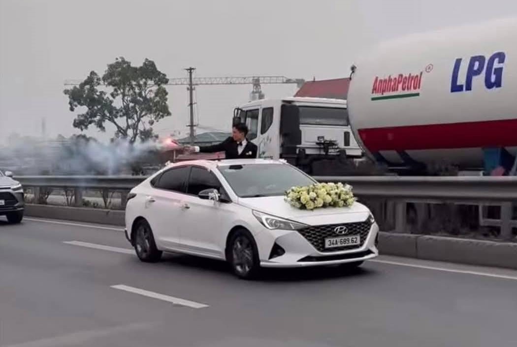 Chú rể và tài xế xe rước dâu đốt pháo sáng trên đường tới công an làm việc- Ảnh 2.