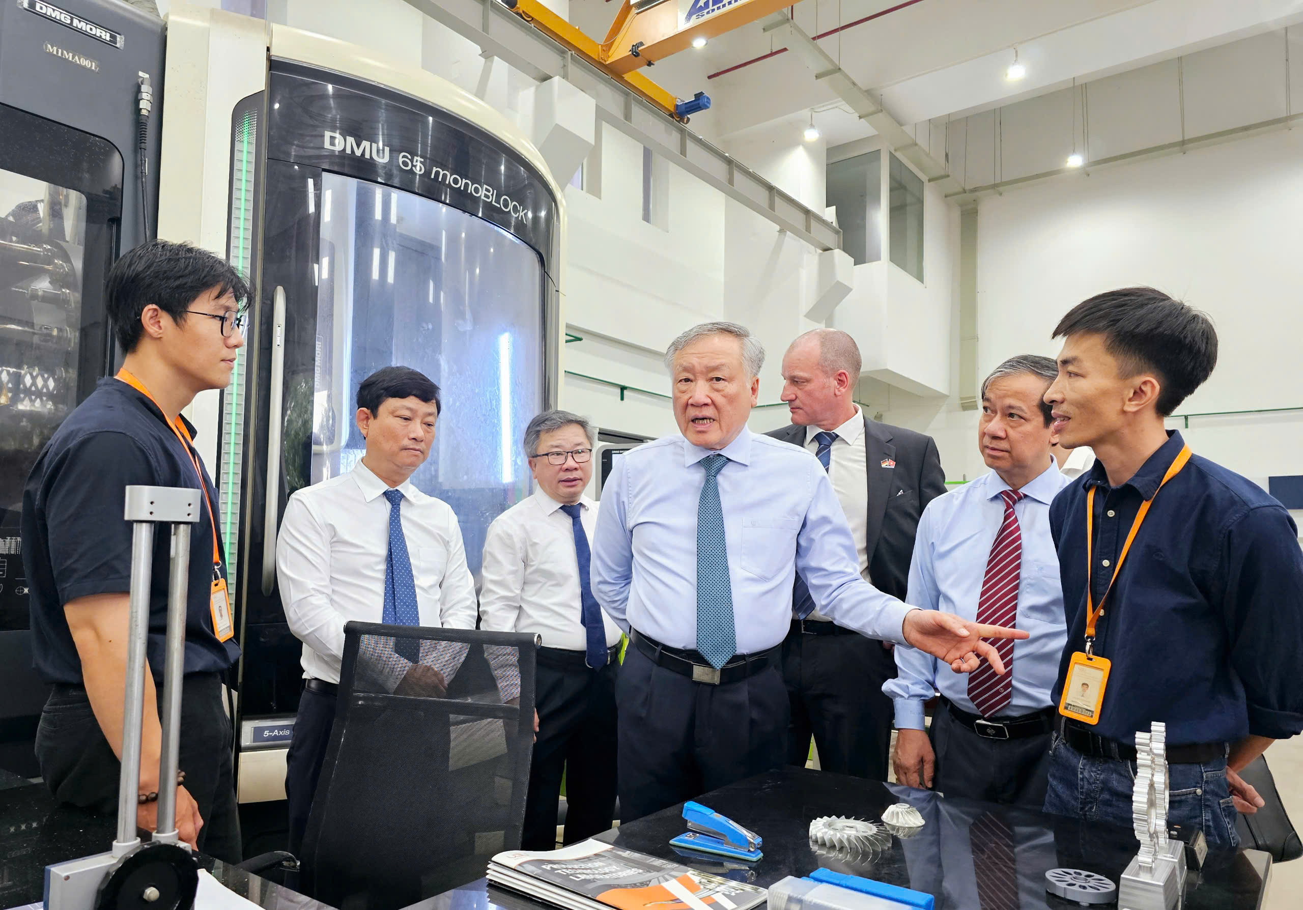 H&igrave;nh ảnh Ph&oacute; Thủ tướng Thường trực Nguyễn H&ograve;a B&igrave;nh thăm v&agrave; l&agrave;m việc tại Trường Đại học Việt Đức- Ảnh 7.