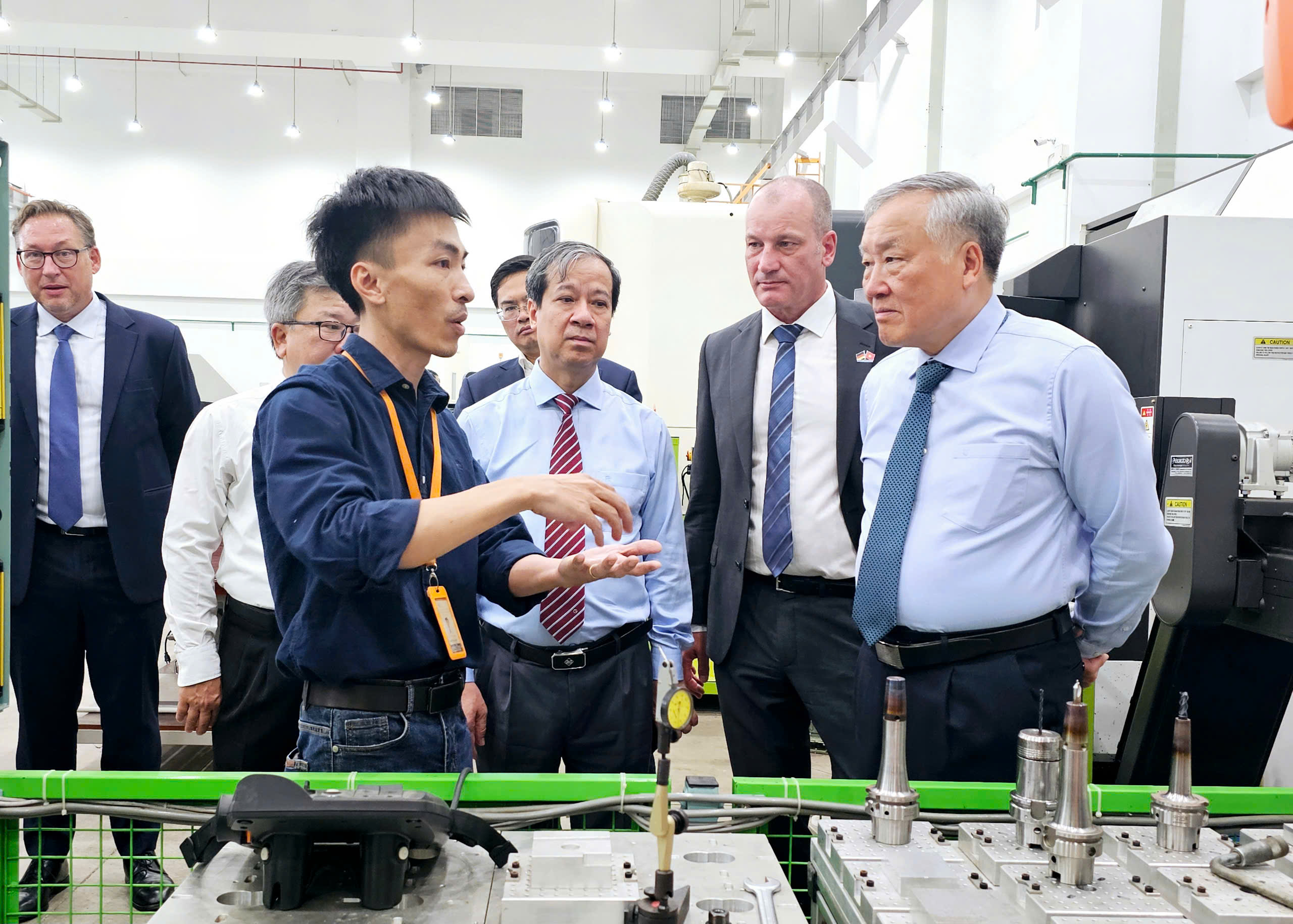 H&igrave;nh ảnh Ph&oacute; Thủ tướng Thường trực Nguyễn H&ograve;a B&igrave;nh thăm v&agrave; l&agrave;m việc tại Trường Đại học Việt Đức- Ảnh 2.