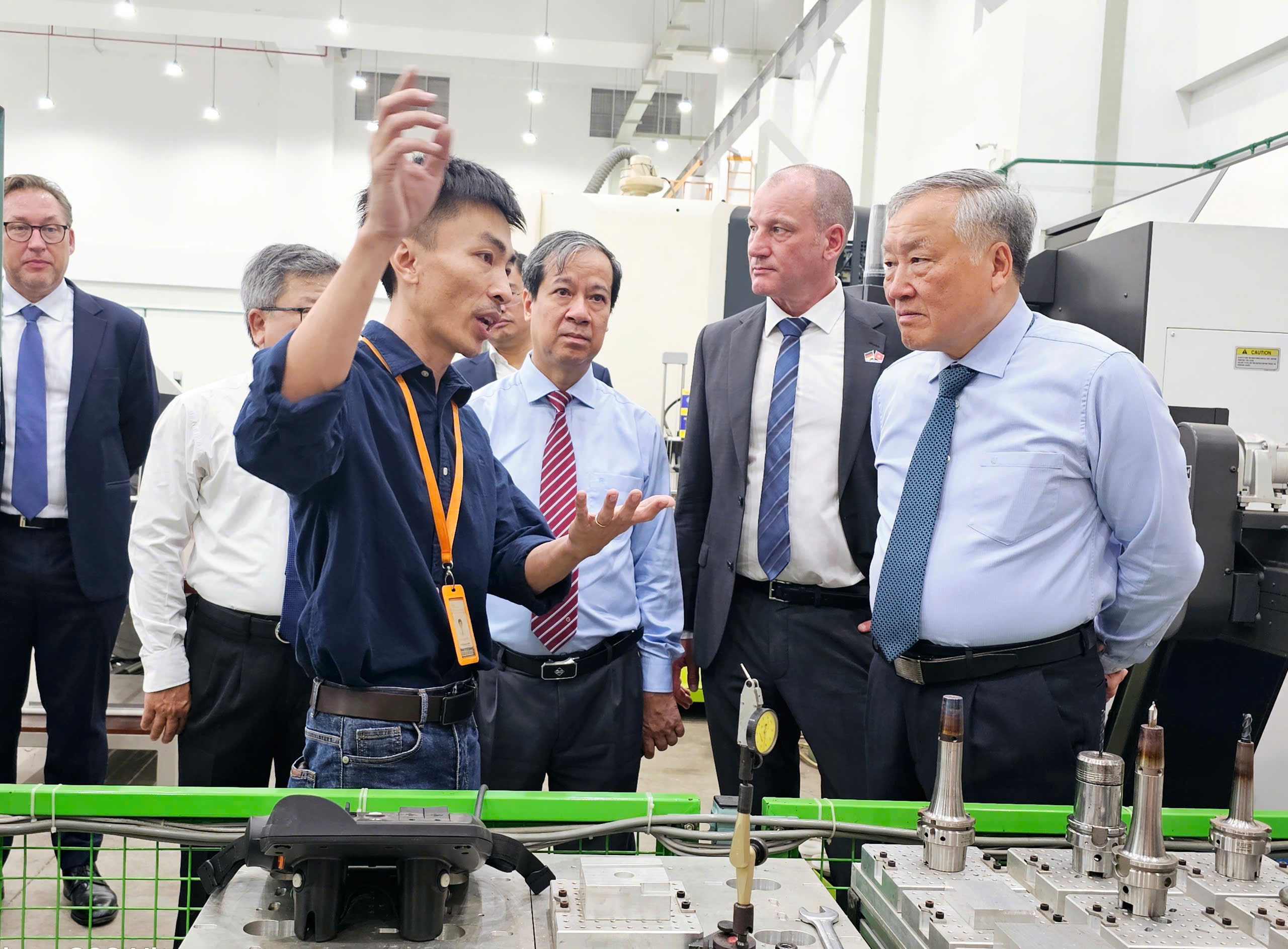 H&igrave;nh ảnh Ph&oacute; Thủ tướng Thường trực Nguyễn H&ograve;a B&igrave;nh thăm v&agrave; l&agrave;m việc tại Trường Đại học Việt Đức- Ảnh 5.