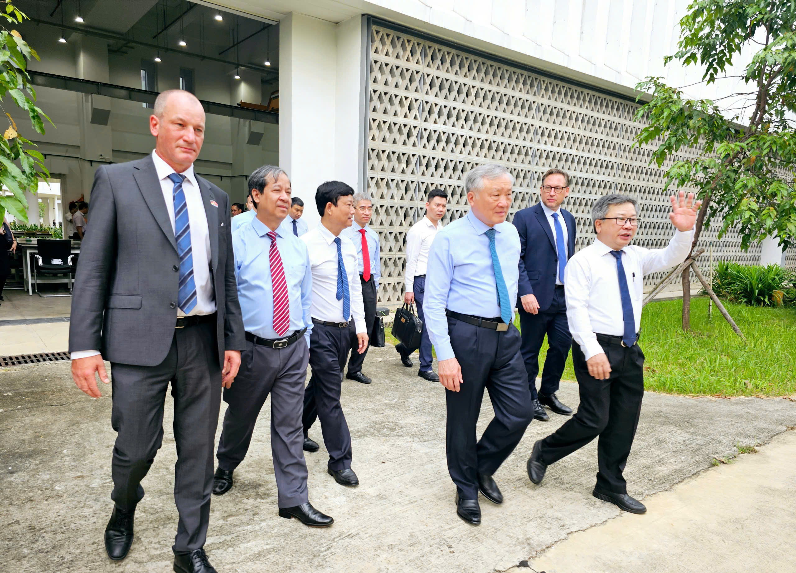 H&igrave;nh ảnh Ph&oacute; Thủ tướng Thường trực Nguyễn H&ograve;a B&igrave;nh thăm v&agrave; l&agrave;m việc tại Trường Đại học Việt Đức- Ảnh 8.