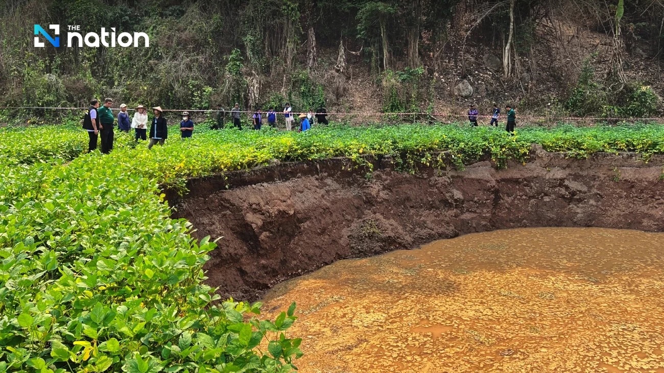 Giới chức tỉnh Mae Hong Son khảo sát các hố sụt ở huyện Khun Yuam trong ngày 8-4. Ảnh: The Nation