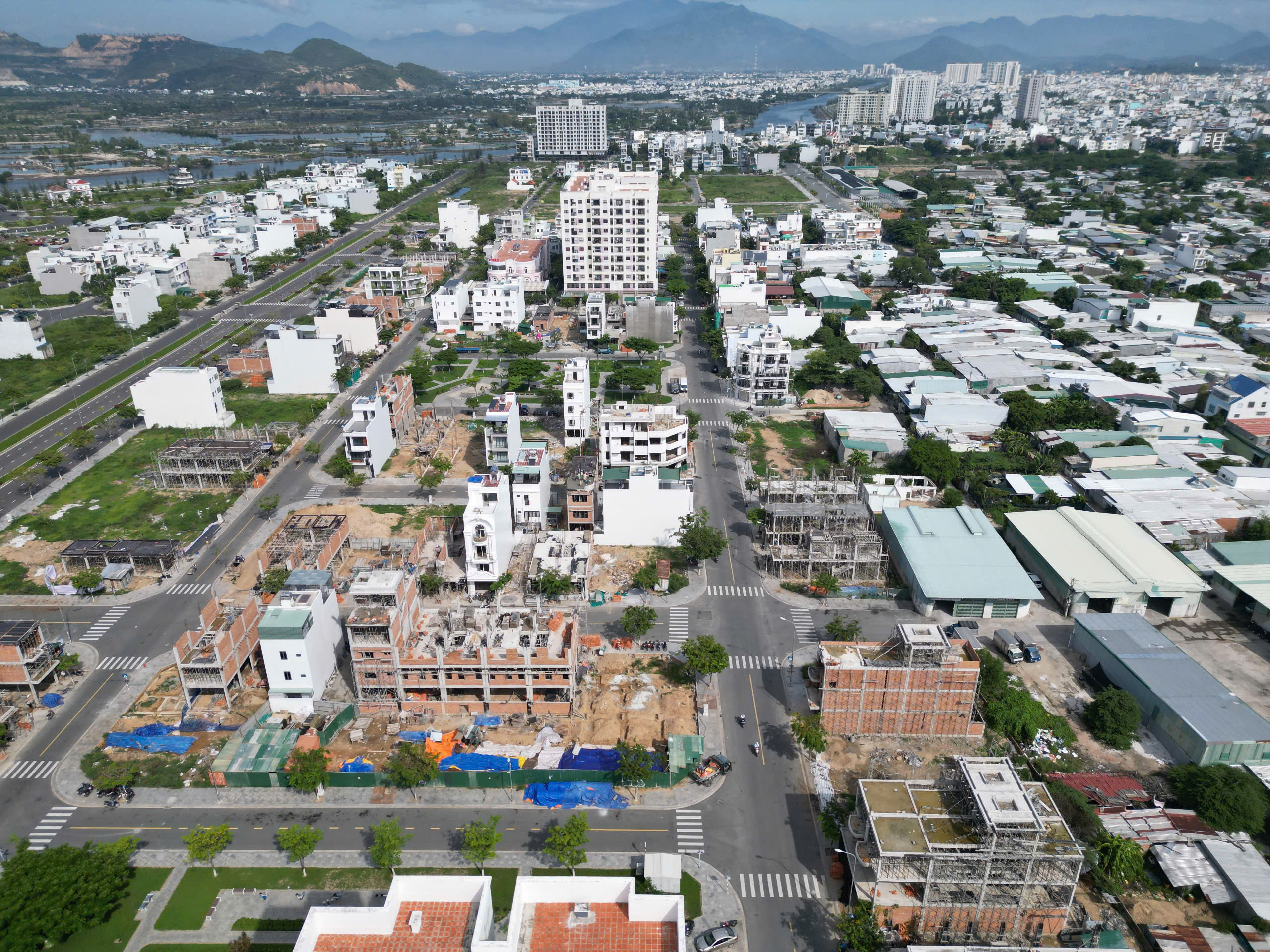 TP Nha Trang thông tin gì về việc dừng đăng ký đất đai?- Ảnh 1.
