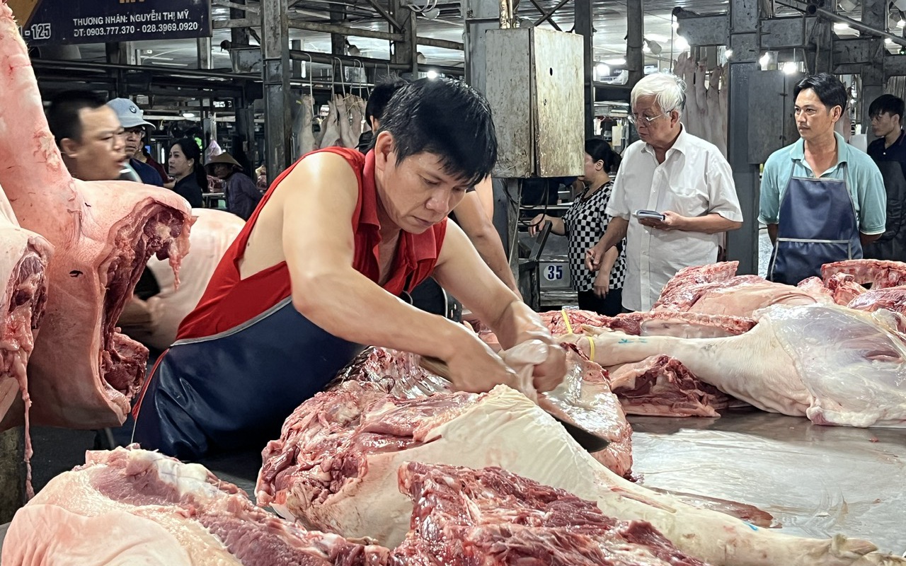 Giá heo hơi hôm nay 8-4: Lặng sóng trên toàn quốc, thịt heo tại chợ giảm sâu