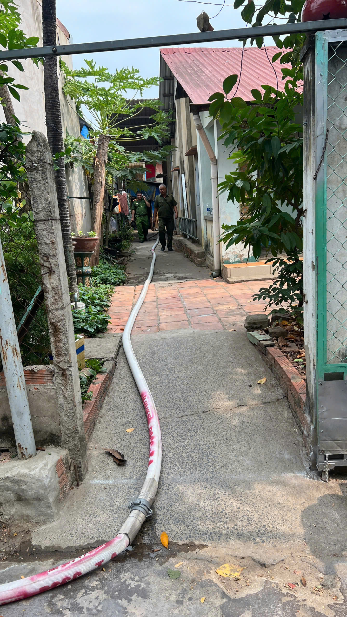 Nghẹt thở khống chế người đ&agrave;n &ocirc;ng cầm s&uacute;ng cố thủ trong ph&ograve;ng trọ ở B&igrave;nh Dương- Ảnh 2.