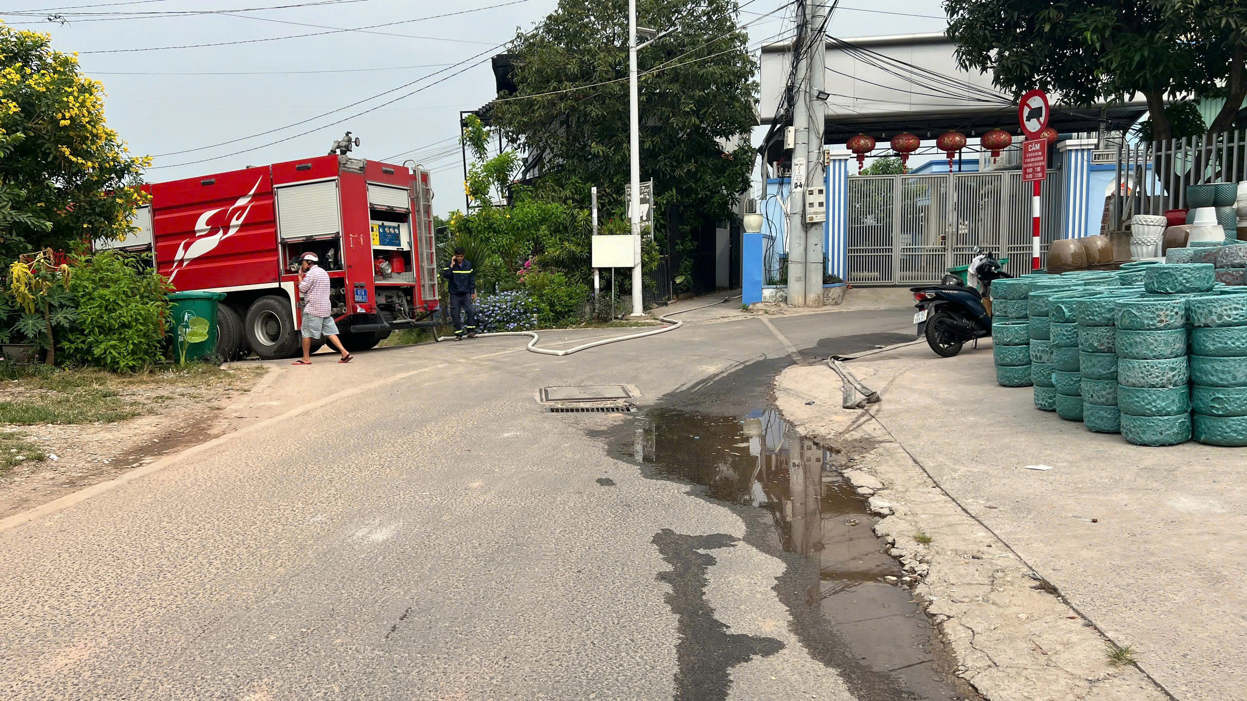 Nghẹt thở khống chế người đ&agrave;n &ocirc;ng cầm s&uacute;ng cố thủ trong ph&ograve;ng trọ ở B&igrave;nh Dương- Ảnh 1.