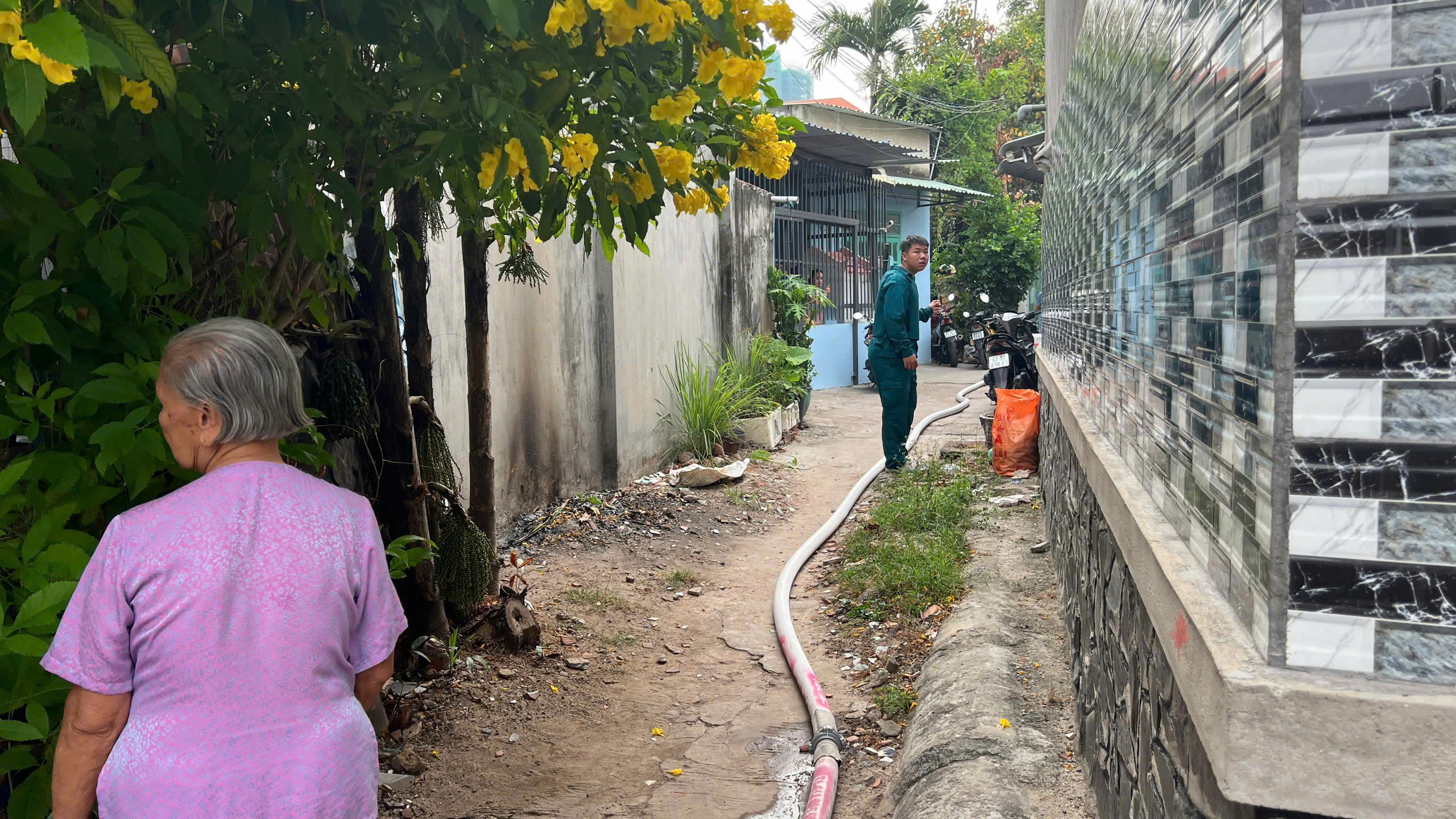 Nghẹt thở khống chế người đ&agrave;n &ocirc;ng cầm s&uacute;ng cố thủ trong ph&ograve;ng trọ ở B&igrave;nh Dương- Ảnh 3.