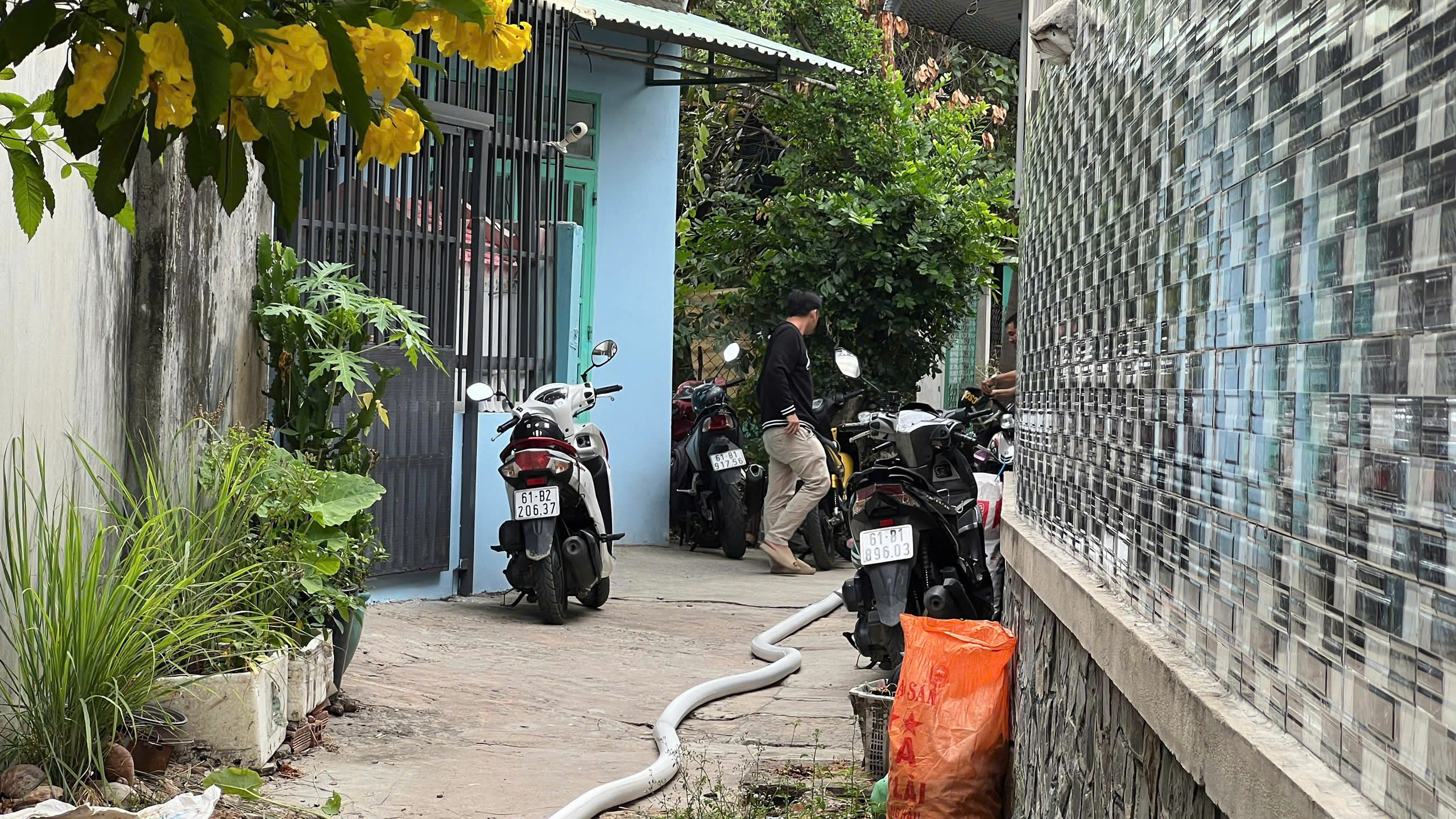 Nghẹt thở khống chế người đ&agrave;n &ocirc;ng cầm s&uacute;ng cố thủ trong ph&ograve;ng trọ ở B&igrave;nh Dương- Ảnh 4.