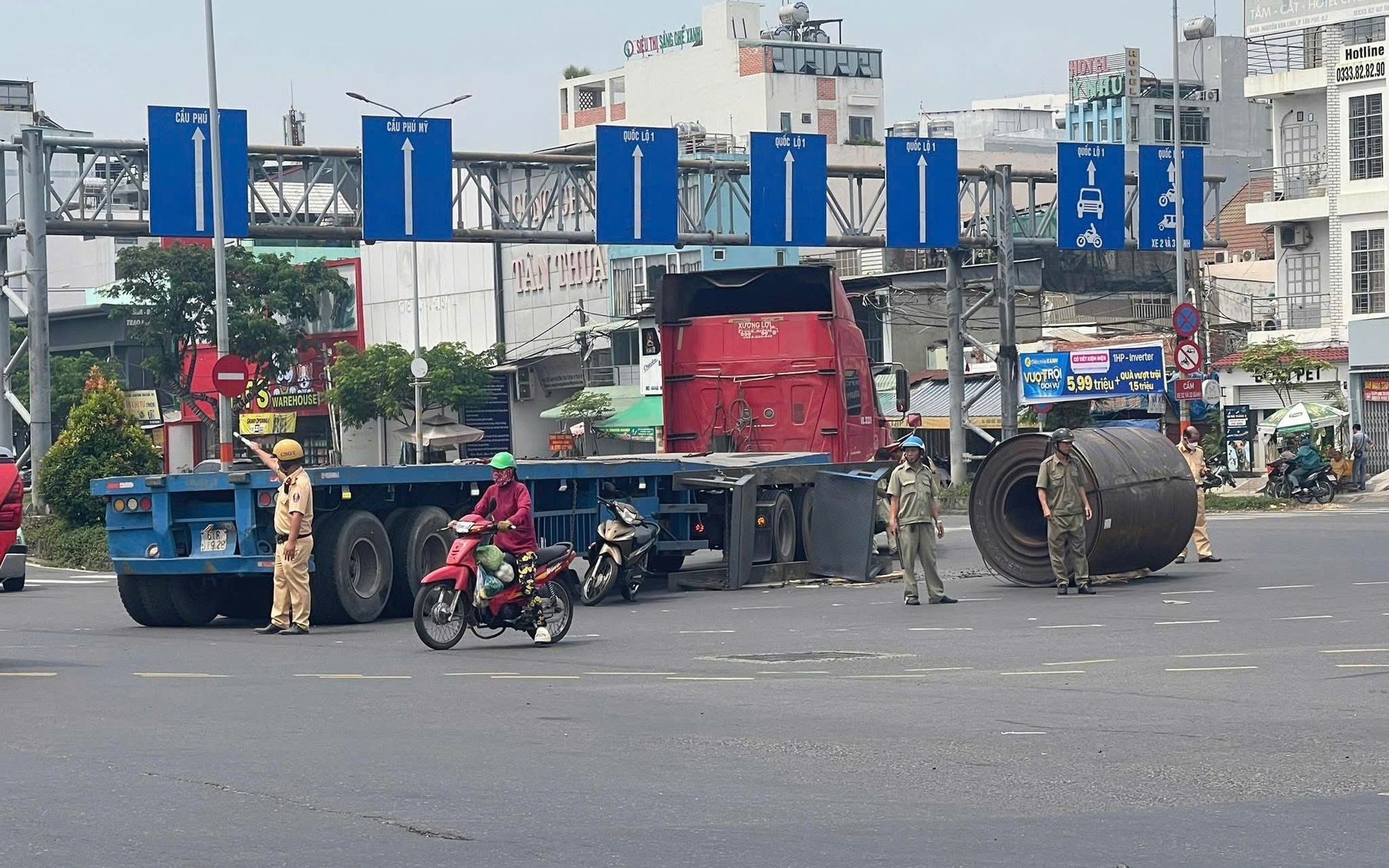 TP HCM: Tài xế xe đầu kéo để cuộn thép hàng chục tấn rơi xuống đường