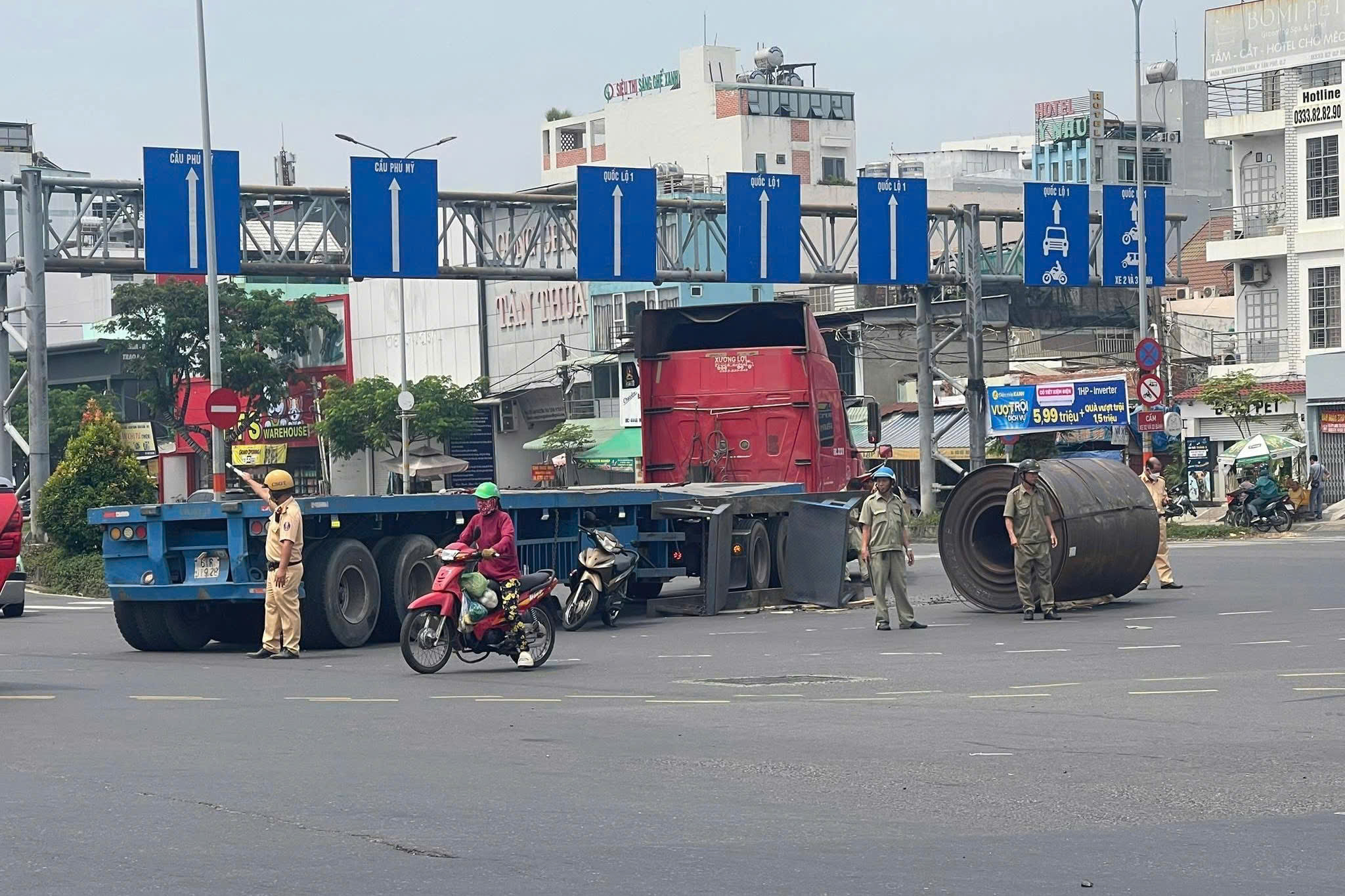 TP HCM: Tài xế xe đầu kéo để cuộn thép hàng chục tấn rơi xuống đường- Ảnh 1.