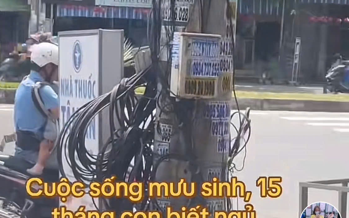 Xúc động hình ảnh người cha địu con nhỏ trước ngực đi làm giữa trời nắng gắt