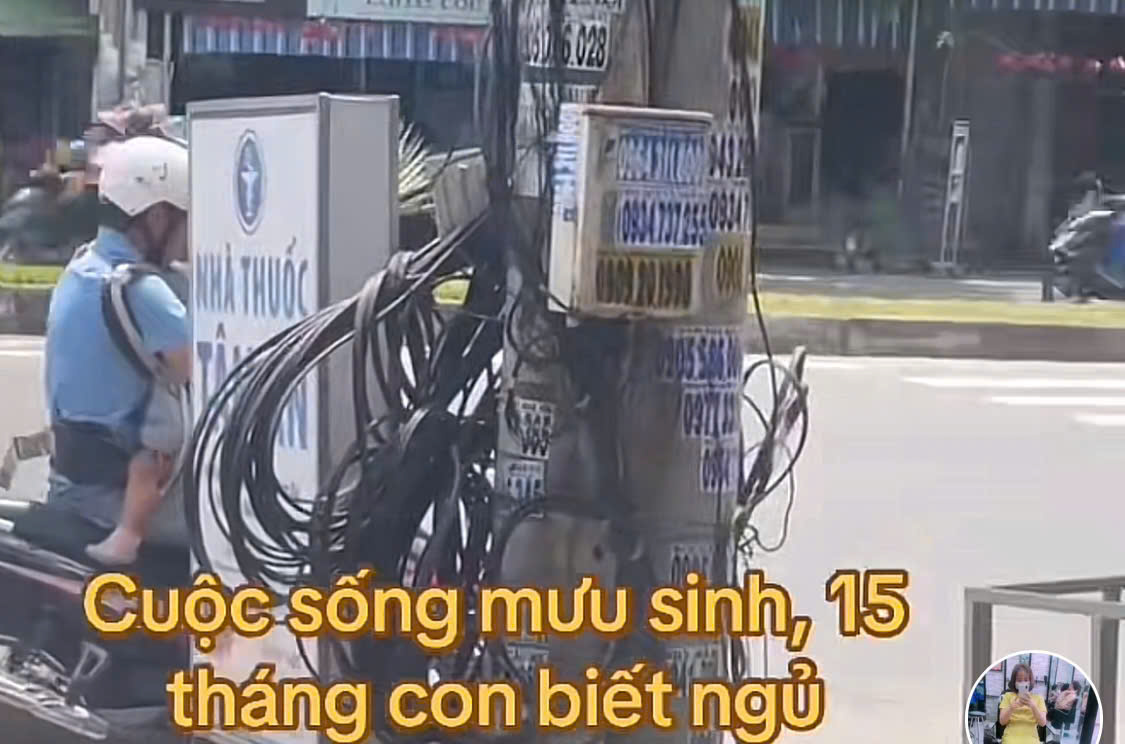 Xúc động hình ảnh người cha địu con nhỏ trước ngực đi làm giữa trời nắng gắt- Ảnh 1.