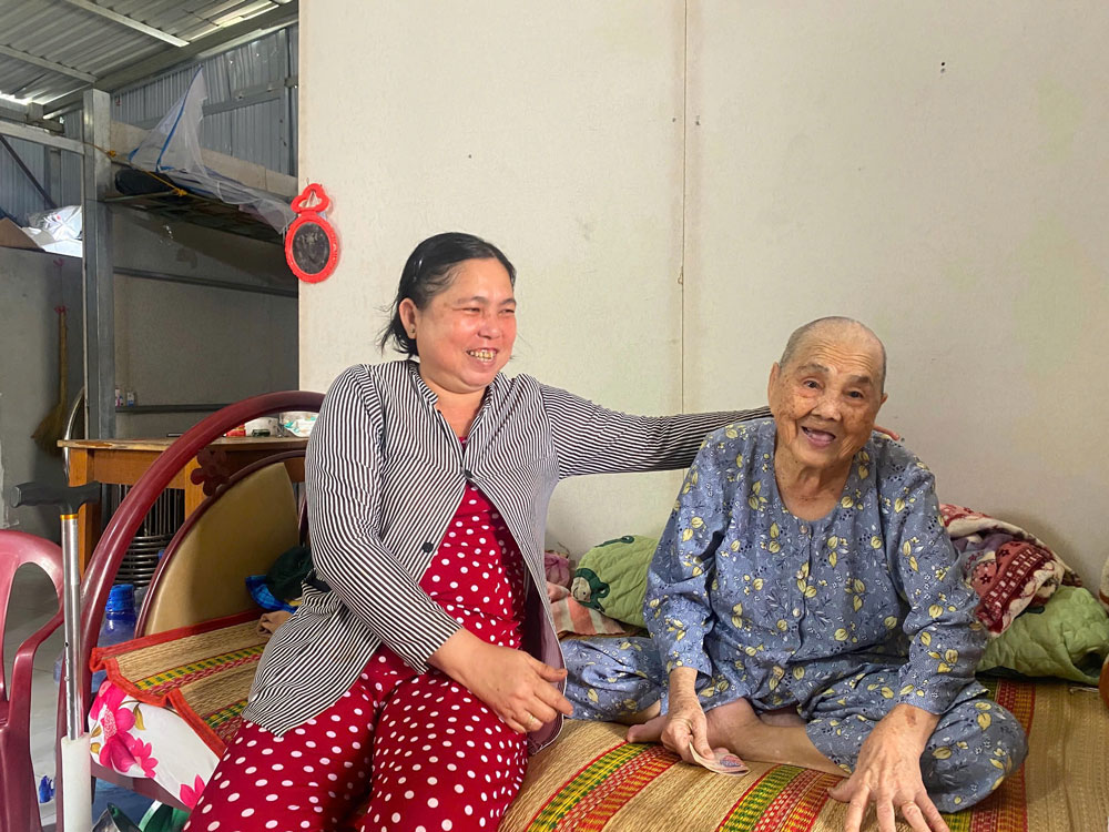 Bà Nguyễn Thị Mốc (ngụ xã Hiệp Phước, huyện Nhà Bè, TP HCM) và mẹ già vui mừng bên ngôi nhà mới được xây dựng từ nguồn kinh phí của chương trình “Mái ấm yêu thương - Hành trình lan tỏa hạnh phúc”. Ảnh: QUỐC ANH