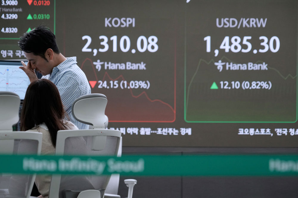 Một nhà giao dịch phản ứng trước màn hình hiển thị chỉ số chứng khoán KOSPI và tỉ giá hối đoái giữa đồng USD và đồng won Hàn Quốc tại một ngân hàng ở thủ đô Seoul - Hàn Quốc hôm 9-4. Ảnh: AP