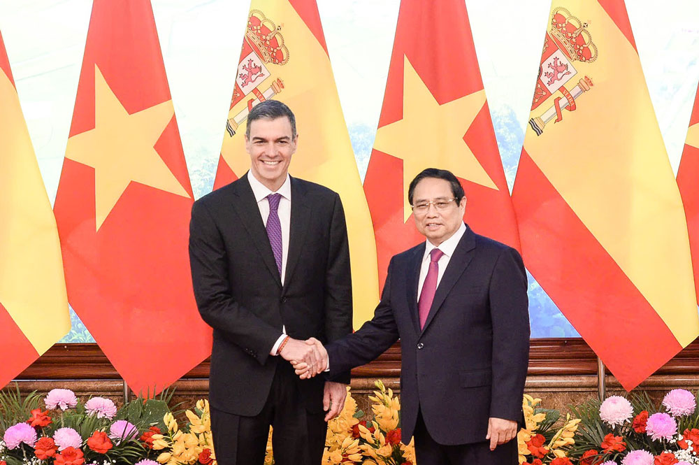Thủ tướng Phạm Minh Chính và Thủ tướng Tây Ban Nha Pedro Sánchez. Ảnh: HỮU HƯNG