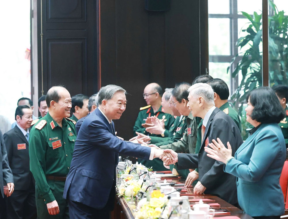 Tổng B&iacute; thư T&ocirc; L&acirc;m v&agrave; c&aacute;c đại biểu tại cuộc Gặp mặt của l&atilde;nh đạo Đảng, Nh&agrave; nước với đại diện cựu chiến binh, cựu thanh ni&ecirc;n xung phong, d&acirc;n qu&acirc;n tự vệ tham gia cuộc kh&aacute;ng chiến chống Mỹ cứu nước. Ảnh: TTXVN