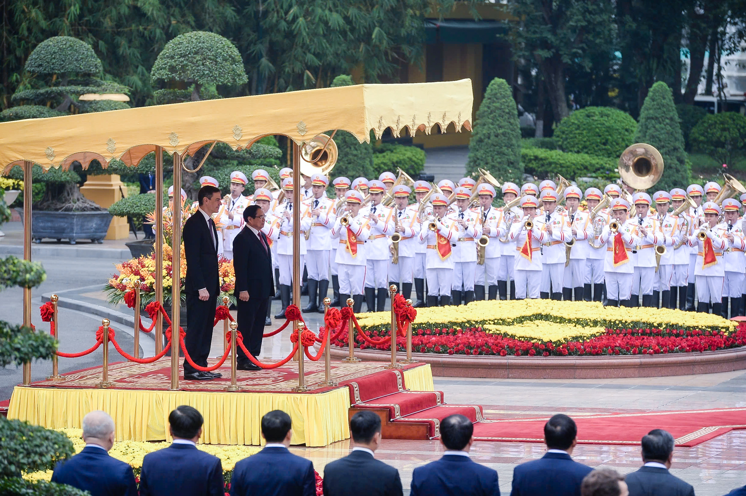 Thủ tướng Phạm Minh Chính chủ trì Lễ đón Thủ tướng Tây Ban Nha- Ảnh 1.