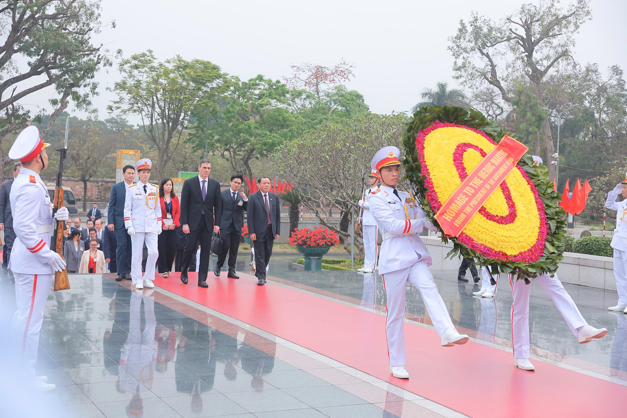 Thủ tướng T&acirc;y Ban Nha viếng Chủ tịch Hồ Ch&iacute; Minh- Ảnh 3.