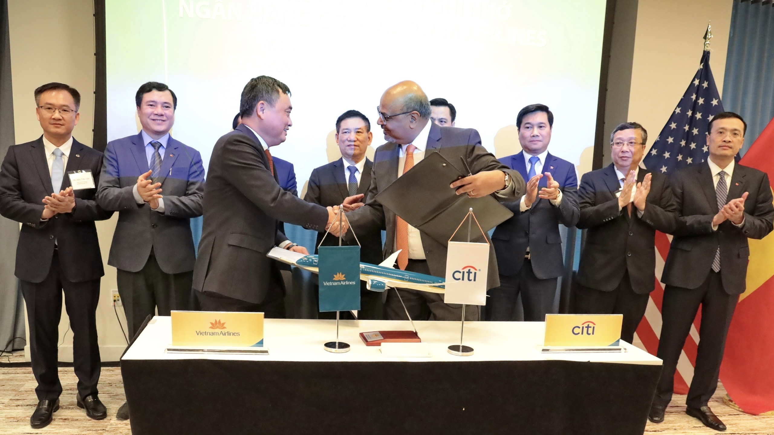 Phó Thủ tướng Hồ Đức Phớc chứng kiến Vietnam Airlines ký thỏa thuận hơn 560 triệu USD với CitiBank- Ảnh 1.