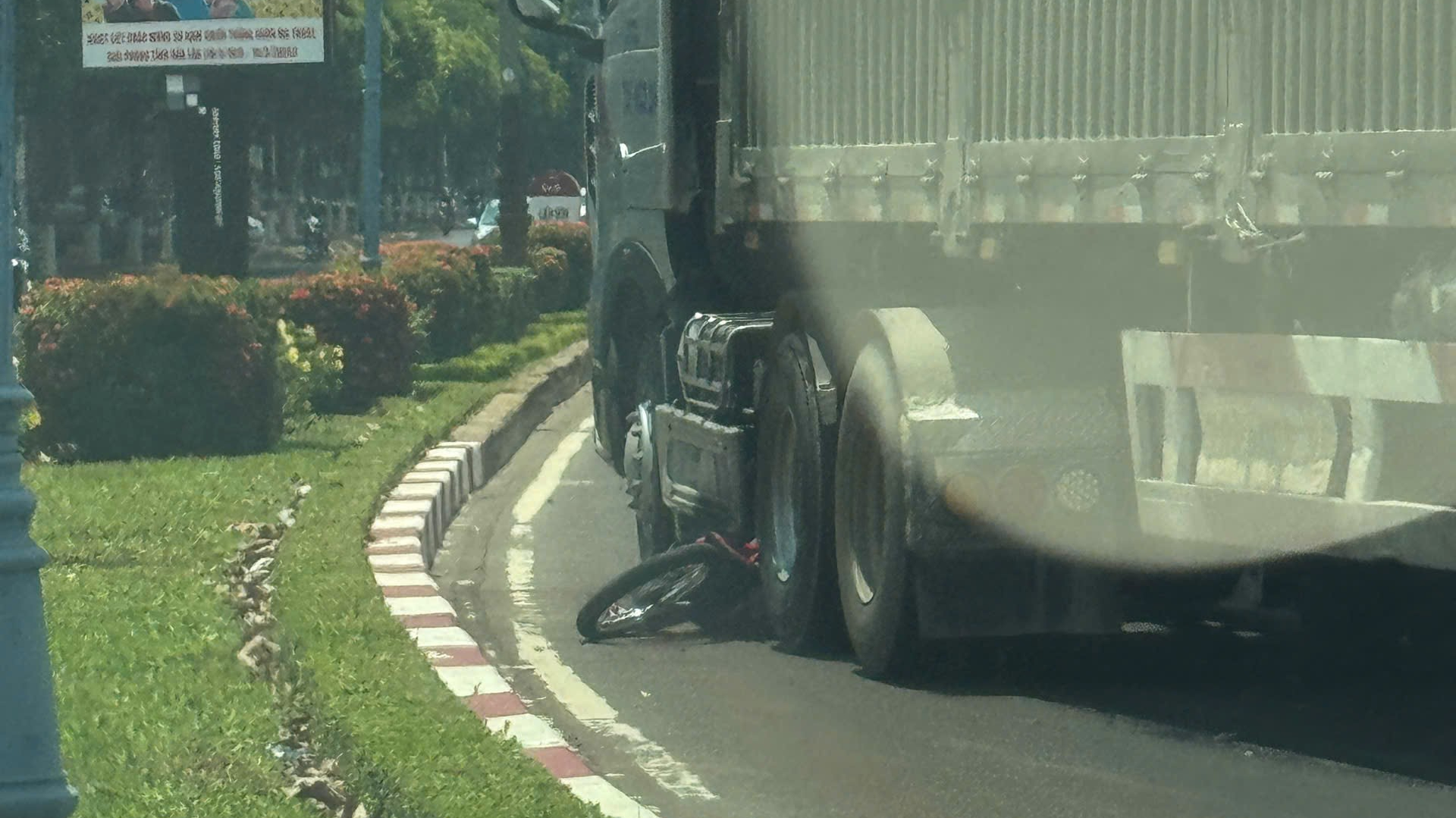 Chồng ôm thi thể vợ khóc ngất giữa đường- Ảnh 1.