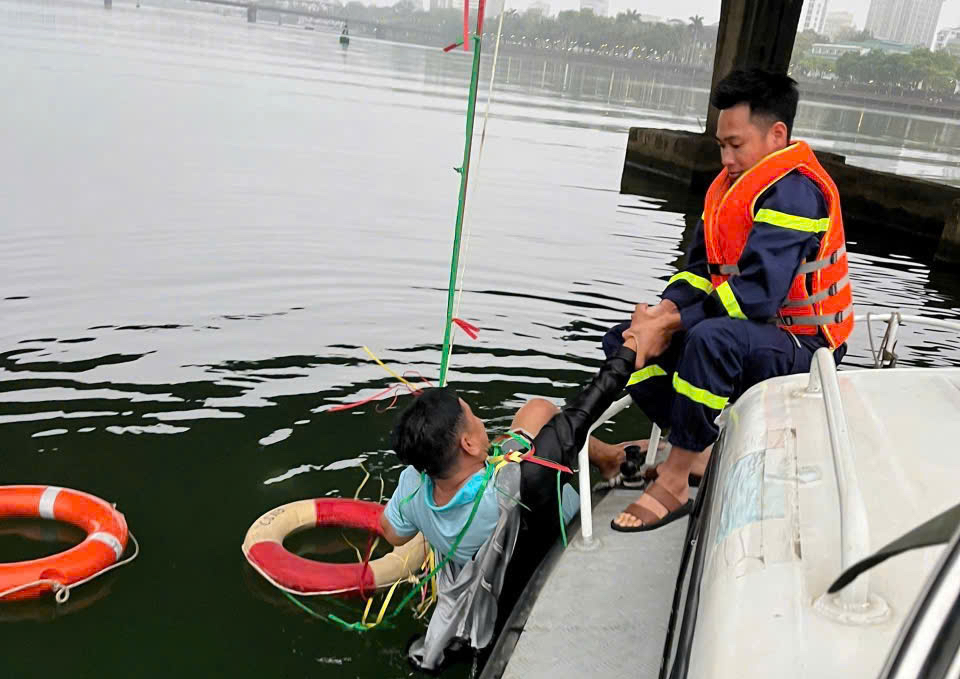 Hình ảnh người đàn ông đu mình dưới sông chờ ứng cứu sau khi nhảy cầu tự tử- Ảnh 2.