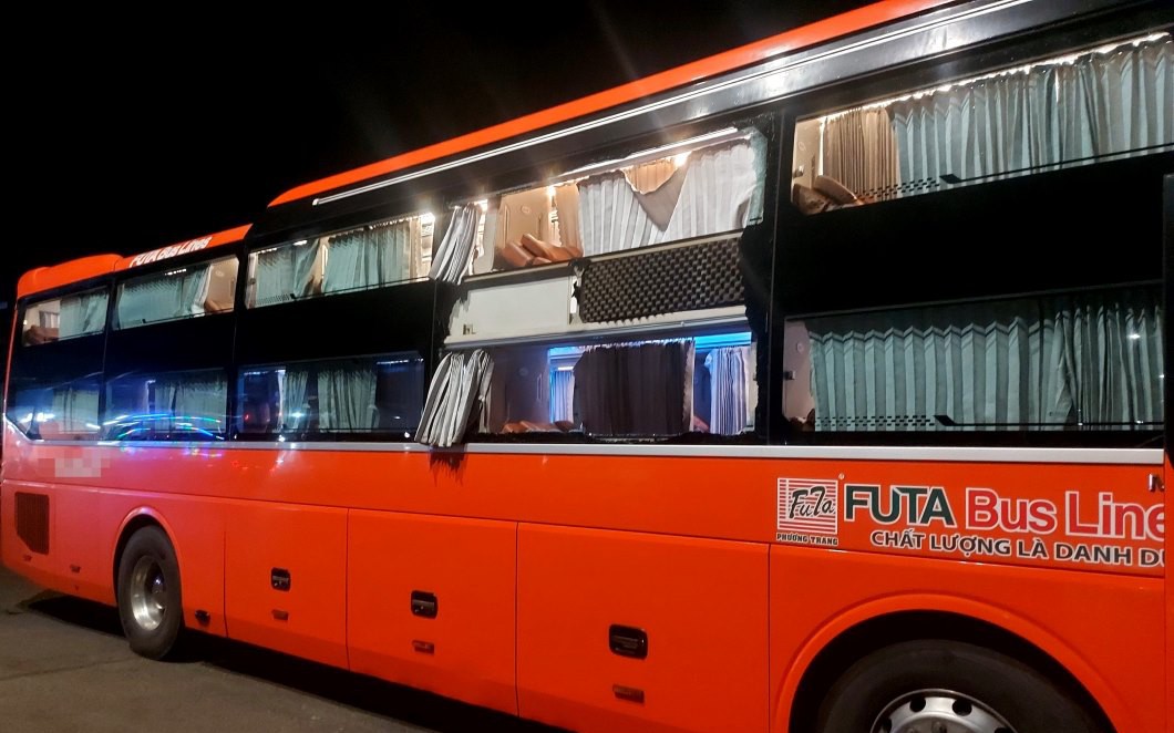 2 học sinh bắn chim làm vỡ kính xe khách đang chạy trên cao tốc