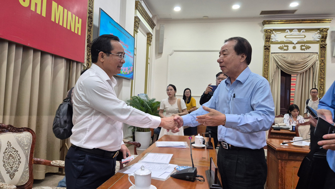 Chủ tịch UBND TP HCM trao đổi với doanh nghiệp sau khi kết thúc hội thảo