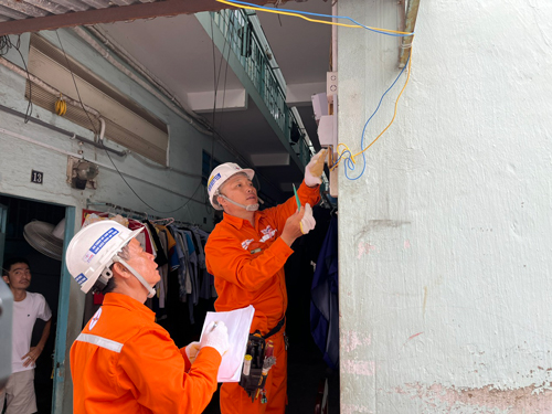 Thời tiết nắng n&oacute;ng khiến h&oacute;a đơn tiền điện của nhiều hộ gia đ&igrave;nh tăng đột biến