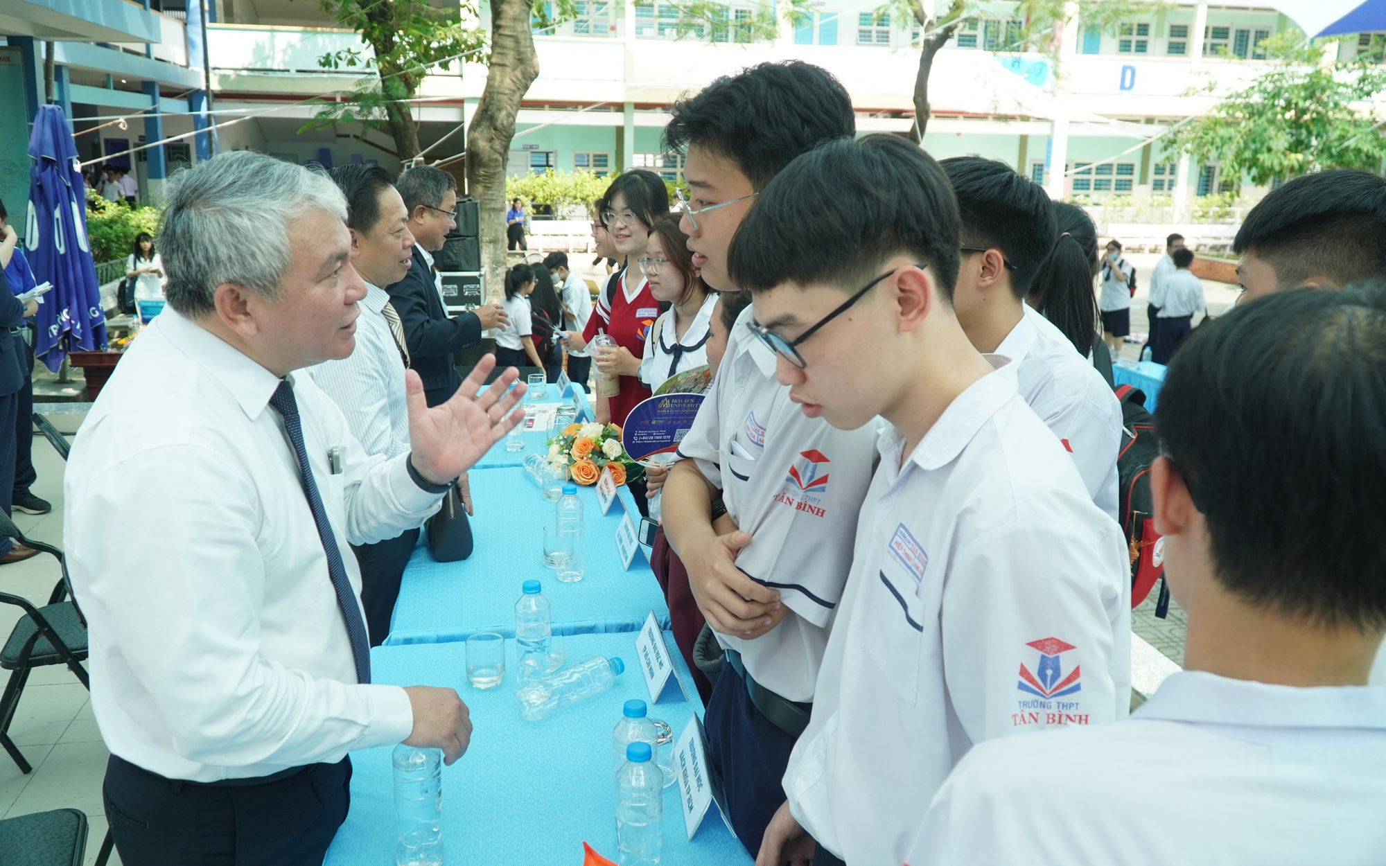 Đam mê khoa học cơ bản nhưng học sinh đắn đo chọn trường đại học