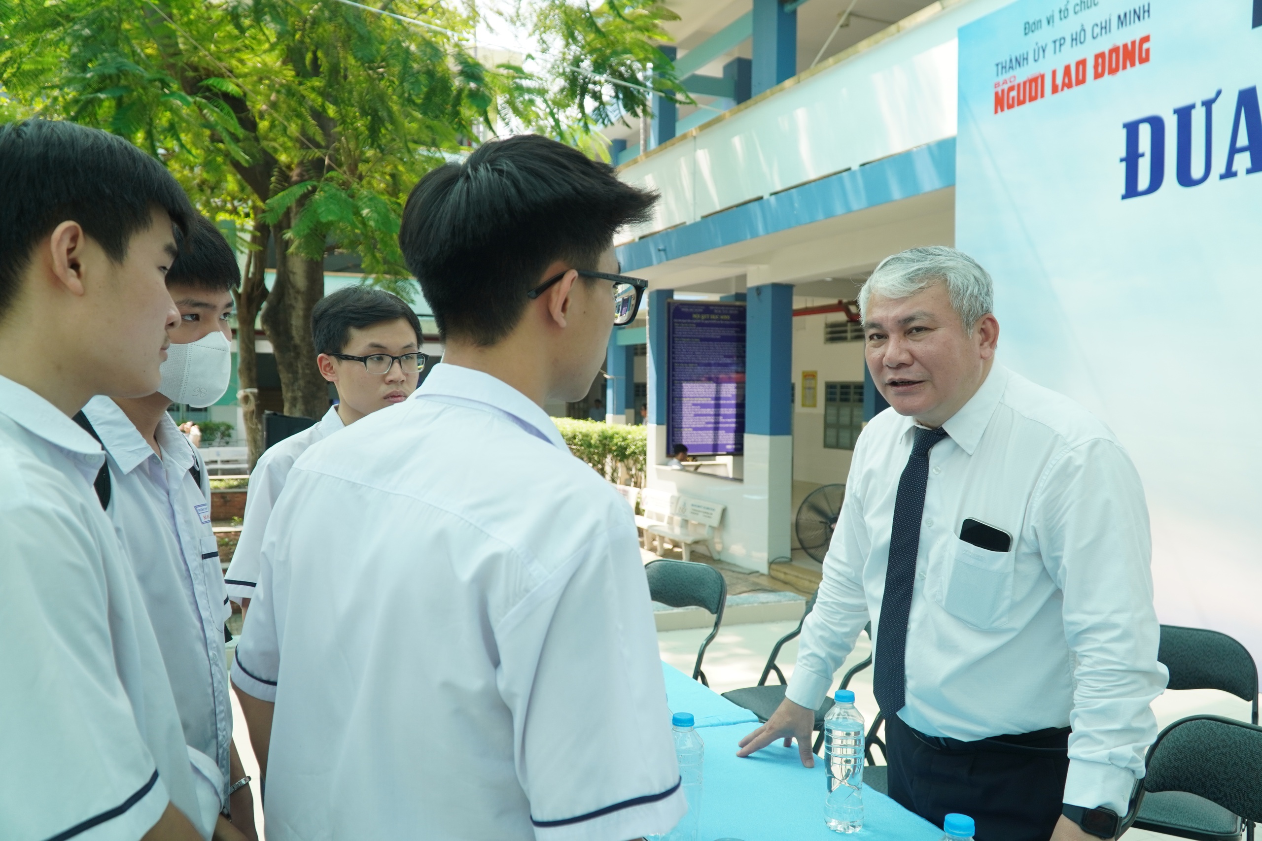 Đam m&ecirc; khoa học cơ bản nhưng học sinh đắn đo chọn trường đại học- Ảnh 1.