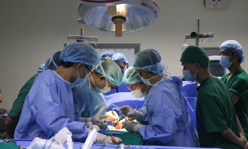 Bệnh viện tuyến tỉnh c&ugrave;ng l&uacute;c thực hiện 2 ca gh&eacute;p thận từ người cho chết n&atilde;o- Ảnh 2.