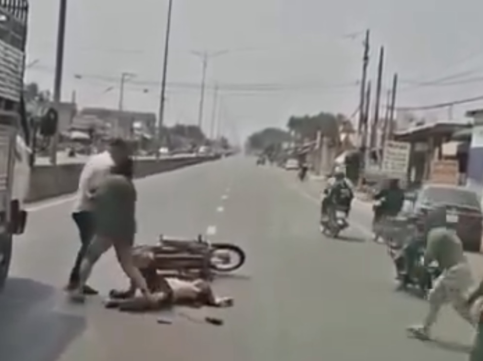 Người đ&agrave;n &ocirc;ng bị đ&aacute;nh gục xuống đường sau va chạm giao th&ocirc;ng- Ảnh 2.