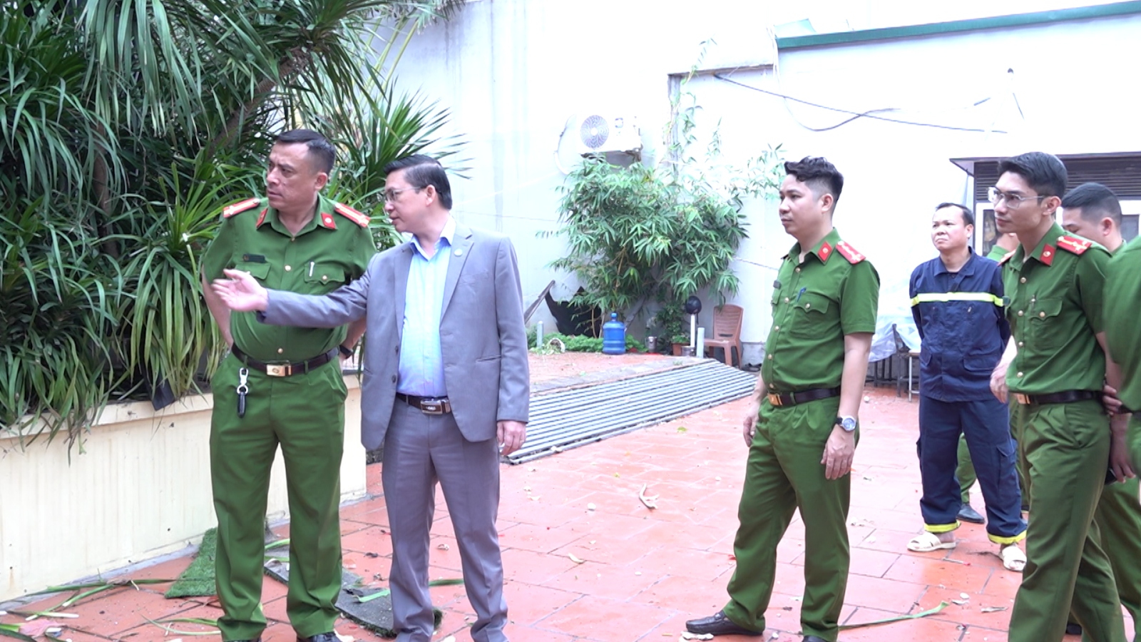 Nổ lớn tại quán bia, bàn ghế bay ra khỏi cửa- Ảnh 2.