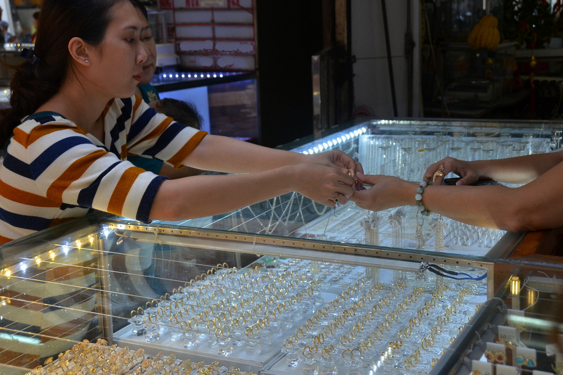 Giá vàng hôm nay 10-4: Tăng mạnh bất chấp Mỹ hoãn áp thuế mới- Ảnh 1.
