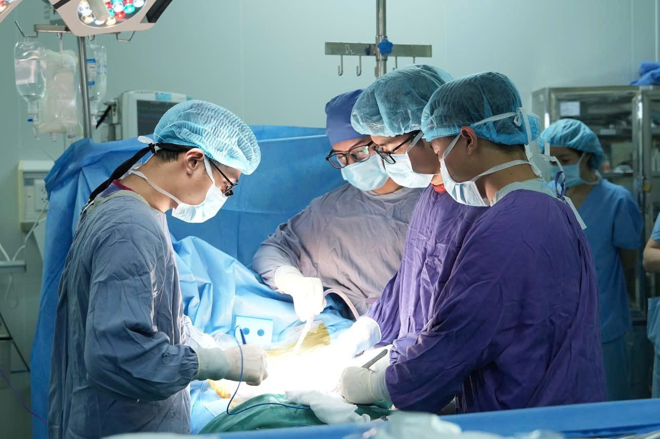 Bệnh viện tuyến tỉnh c&ugrave;ng l&uacute;c thực hiện 2 ca gh&eacute;p thận từ người cho chết n&atilde;o- Ảnh 1.