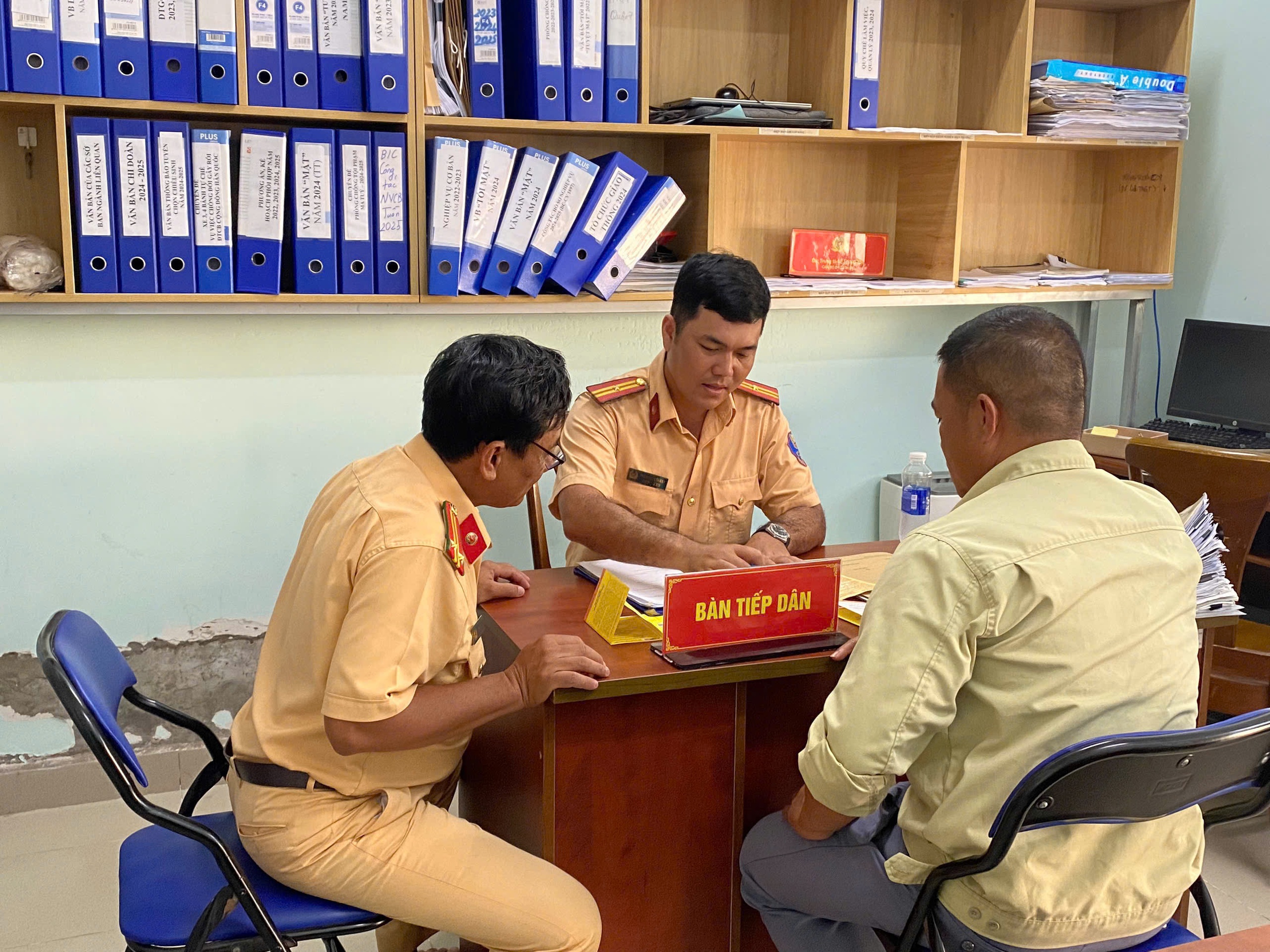 Vụ cuộn th&eacute;p h&agrave;ng chục tấn rơi xuống đường: Chủ doanh nghiệp l&atilde;nh phạt nặng- Ảnh 1.