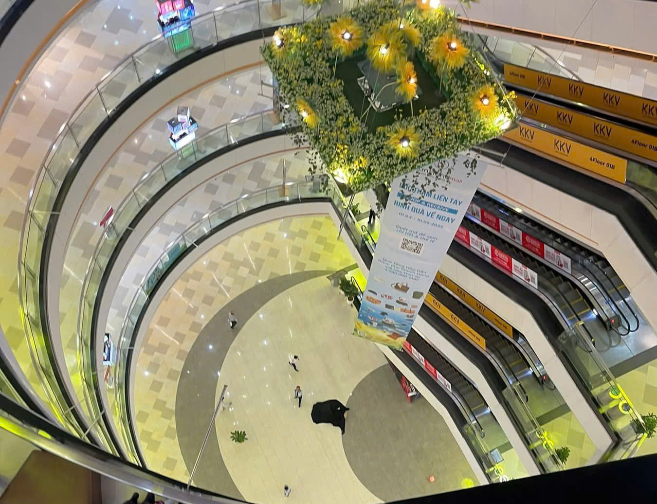 Hoạt động của Vạn Hạnh Mall ra sao sau 2 vụ nhảy lầu li&ecirc;n tiếp?- Ảnh 1.