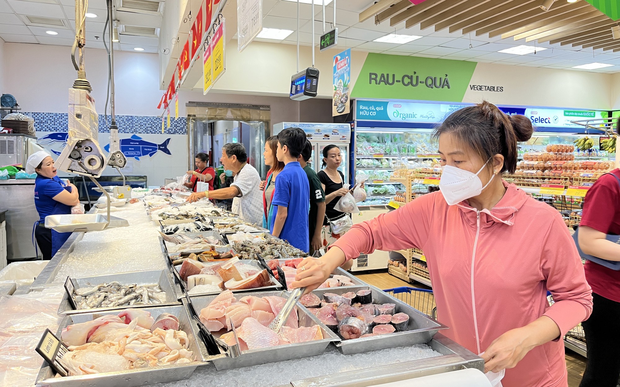 Siêu thị thắng lớn, chợ vắng hoe dịp lễ 30-4