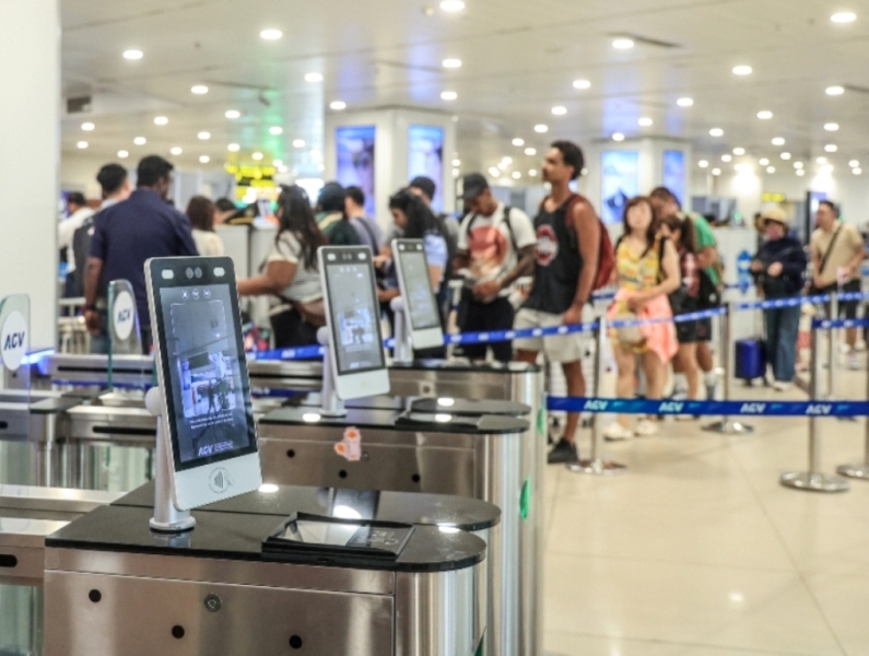 Đi lại dịp lễ 30-4, 1-5: S&acirc;n bay T&acirc;n Sơn Nhất tuy đ&ocirc;ng nhưng đ&atilde; giảm nhiệt- Ảnh 3.