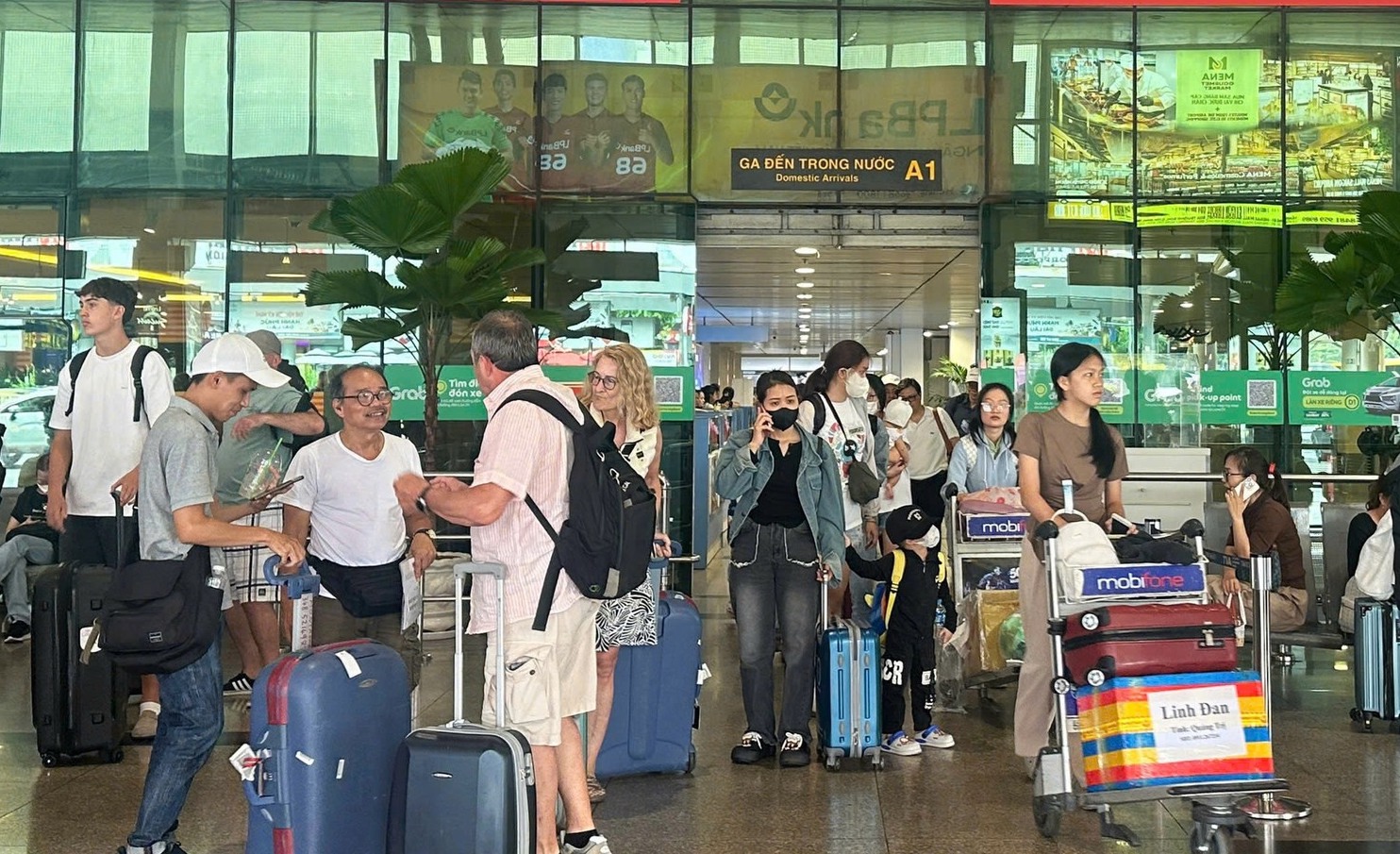 Đi lại dịp lễ 30-4, 1-5: S&acirc;n bay T&acirc;n Sơn Nhất tuy đ&ocirc;ng nhưng đ&atilde; giảm nhiệt- Ảnh 1.