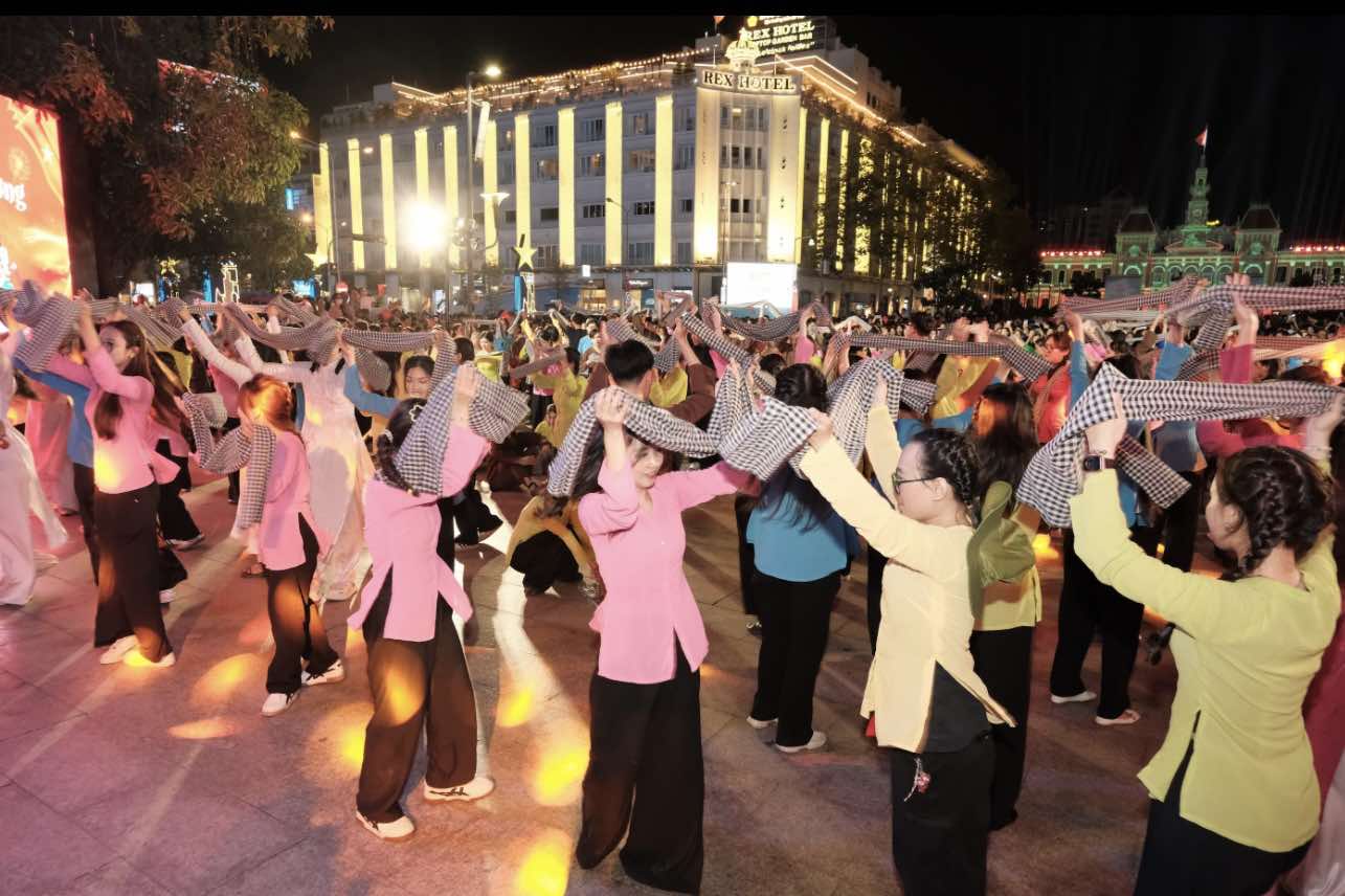 "Vũ hội khăn rằn" – Khúc ca rộn ràng của lòng yêu nước giữa lòng phố thị- Ảnh 1.