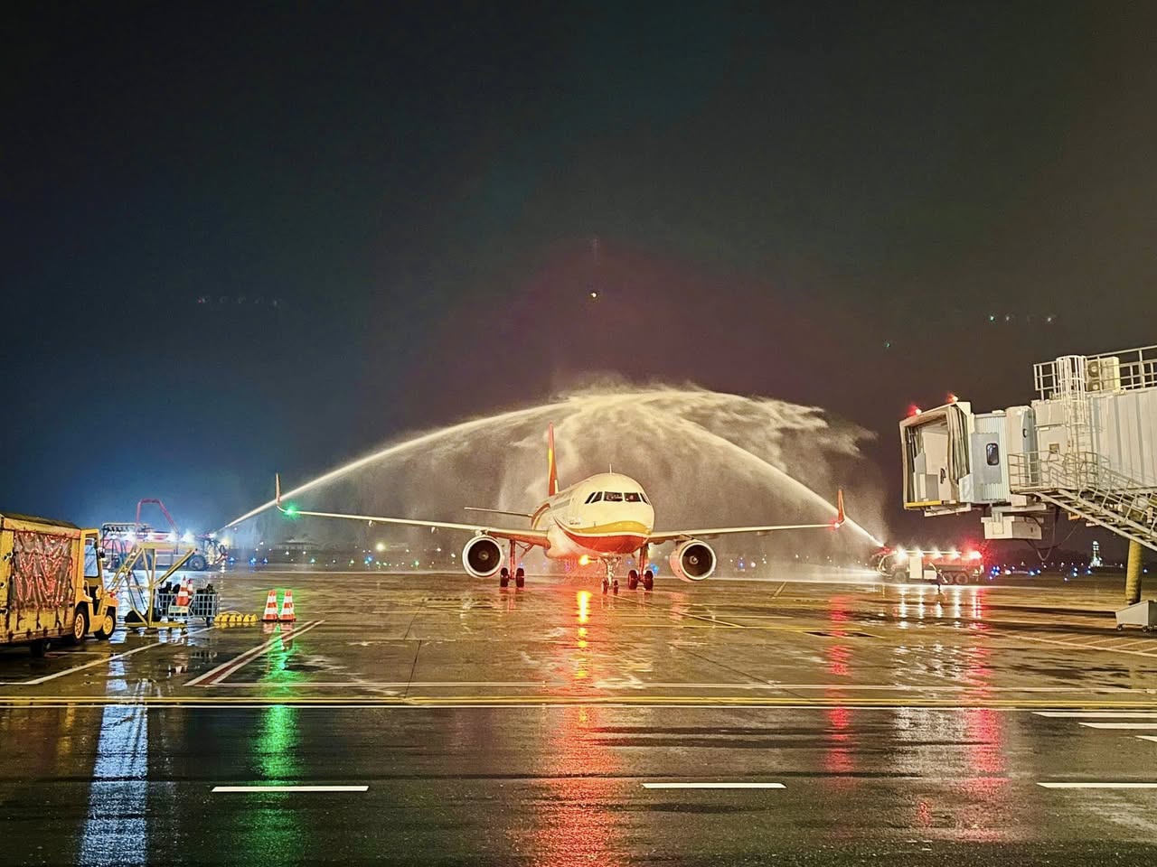 Thêm hãng hàng không Trung Quốc mở đường bay đến Hà Nội- Ảnh 1.