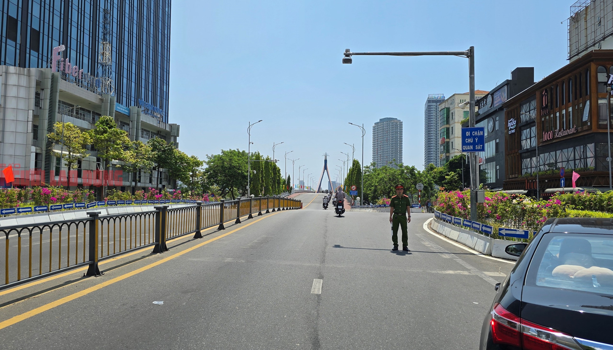 Hai vụ TNGT giao th&ocirc;ng li&ecirc;n ho&agrave;n, cầu s&ocirc;ng H&agrave;n bị phong tỏa một phần - Ảnh 3.
